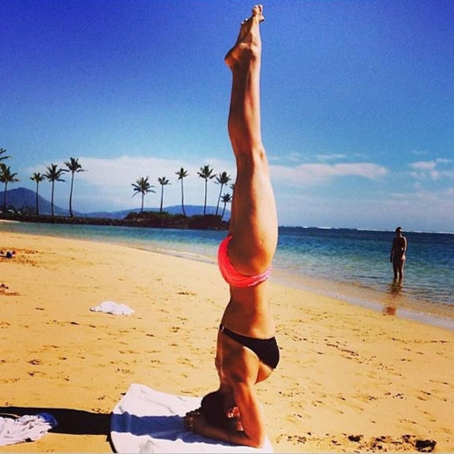 
	
	Hilaria Baldwin - vợ tài tử Alec Baldwin tập yoga trên bãi tắm Hawaii.
